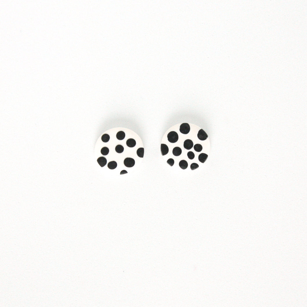 Spotty black and white stud